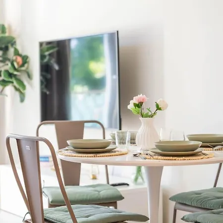 Modern, Bright, And Cozy Lägenhet